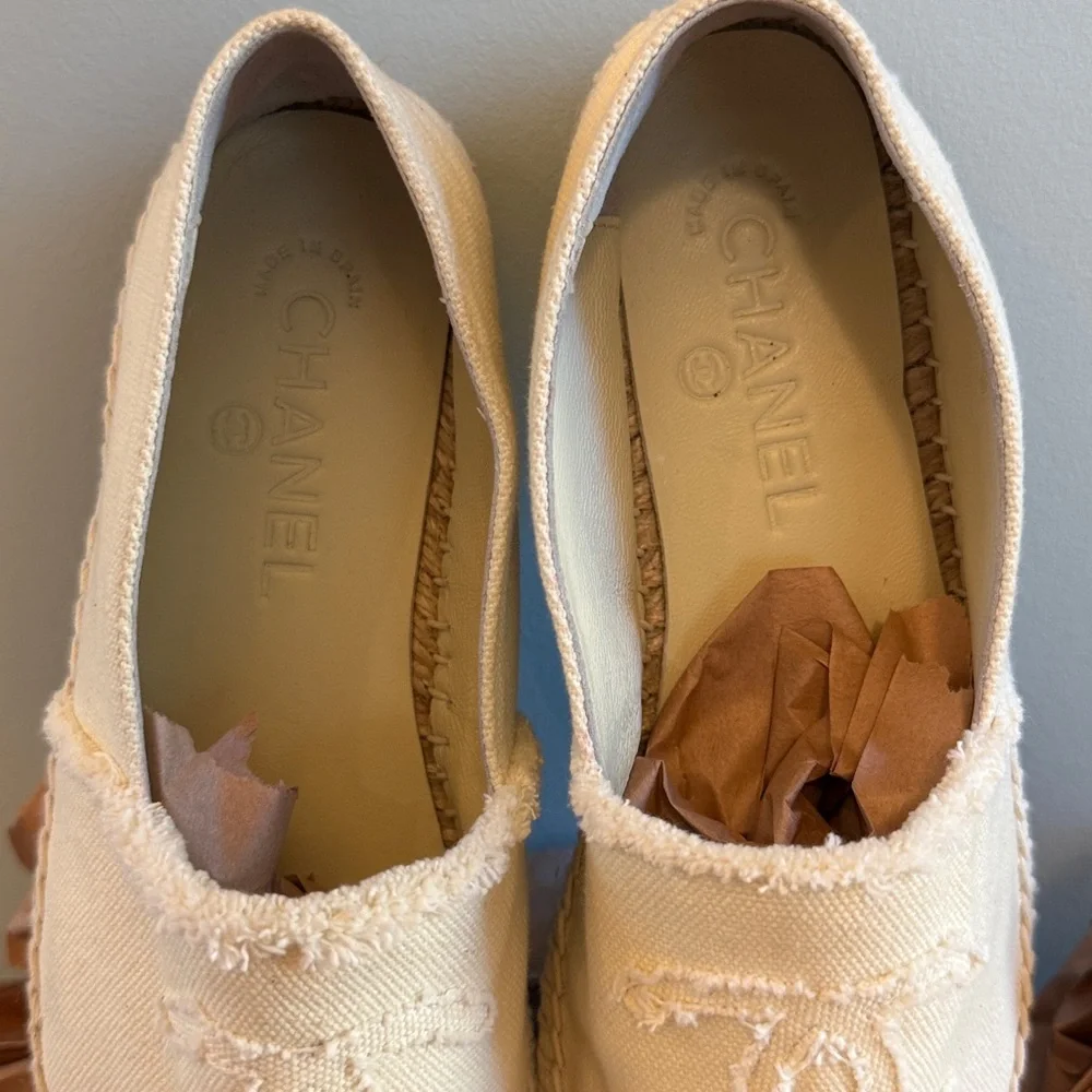 CHANEL Two-Tone Espadrilles in Black and Cream - Picture 9 of 11